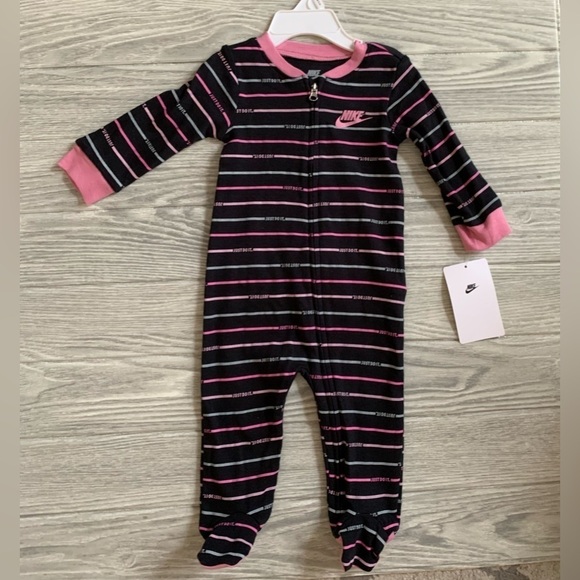NIKE Baby Girl Sportswear Graphic Footed Coverall 9M - Picture 1 of 13